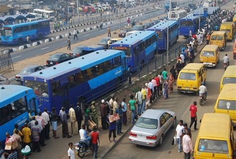  Ikorodu Road - Un caleidoscopio di colori vibranti che esplora la vita quotidiana urbana