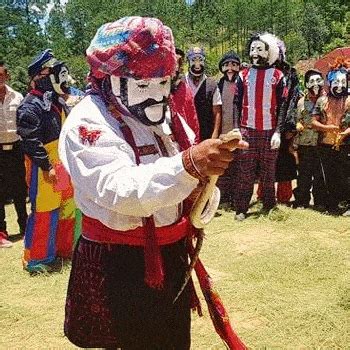  La Danza de los Serpientes : Un'esplosione di colore e simbolismo precolombiano!